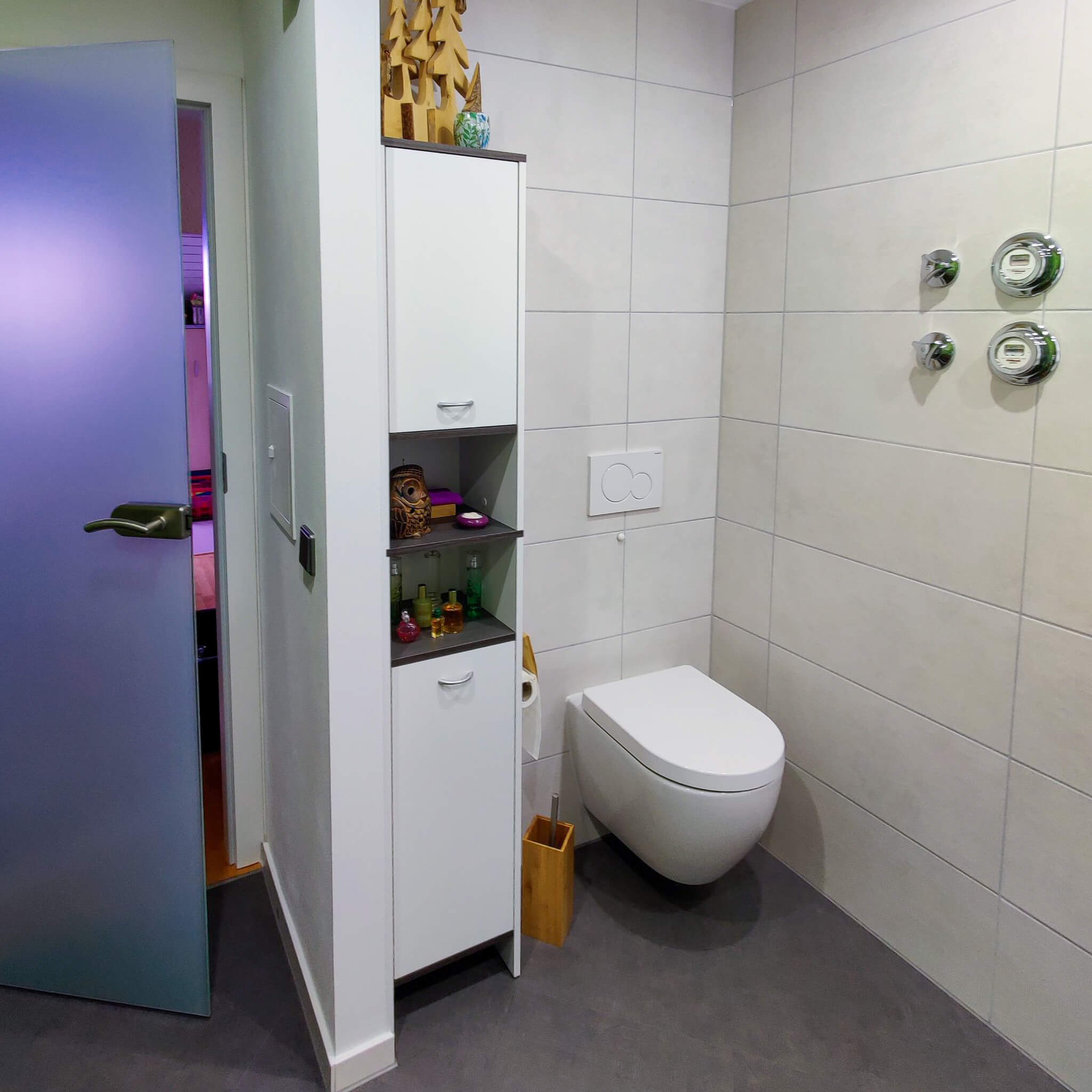 Badsanierung mit großer Dusche und Fototapete in Kirchheim Nabern 3