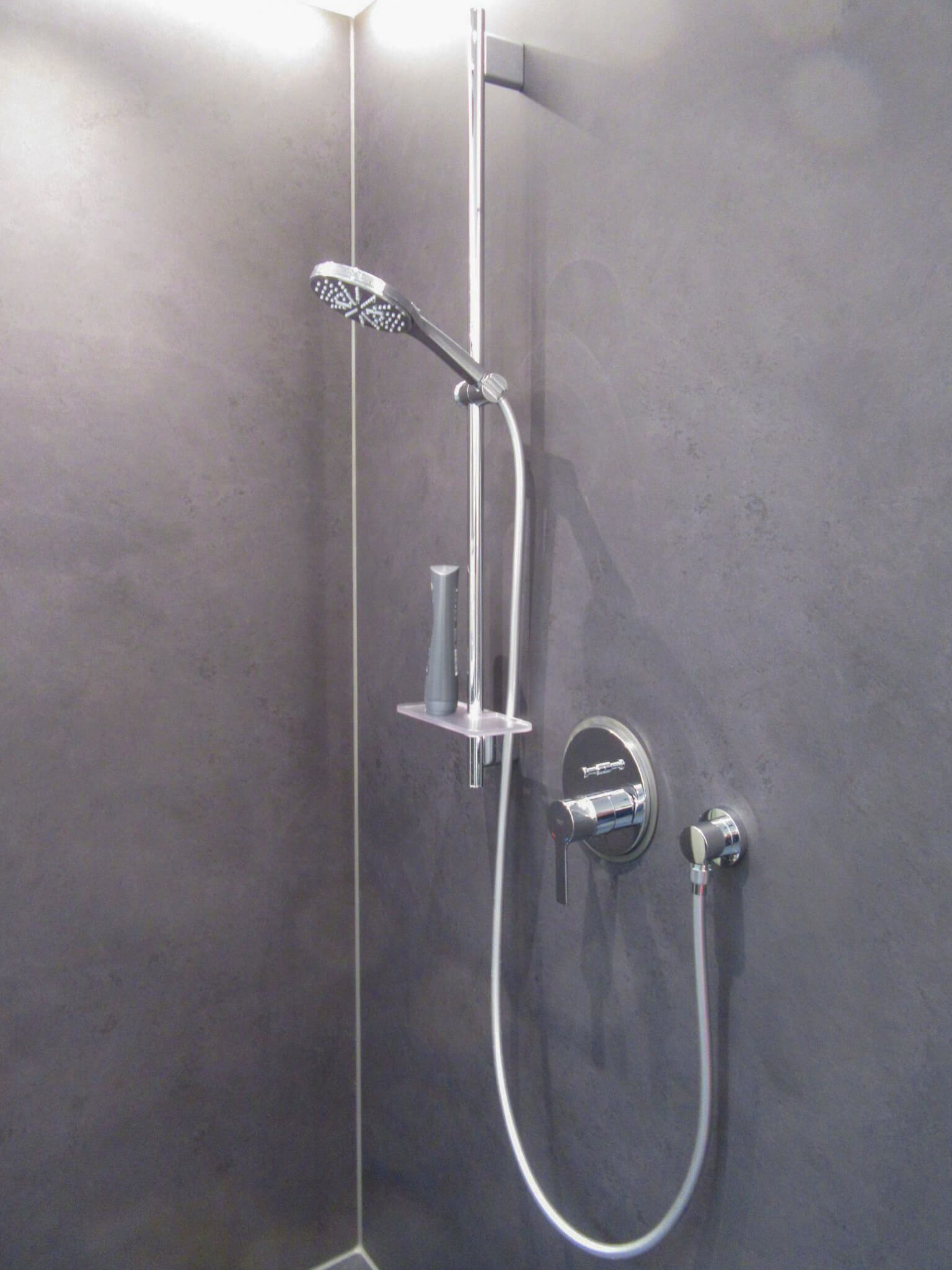 Luxoriöse Komplettbadsanierung mit bodenebener Dusche in Kirchheim - Schafhof 2