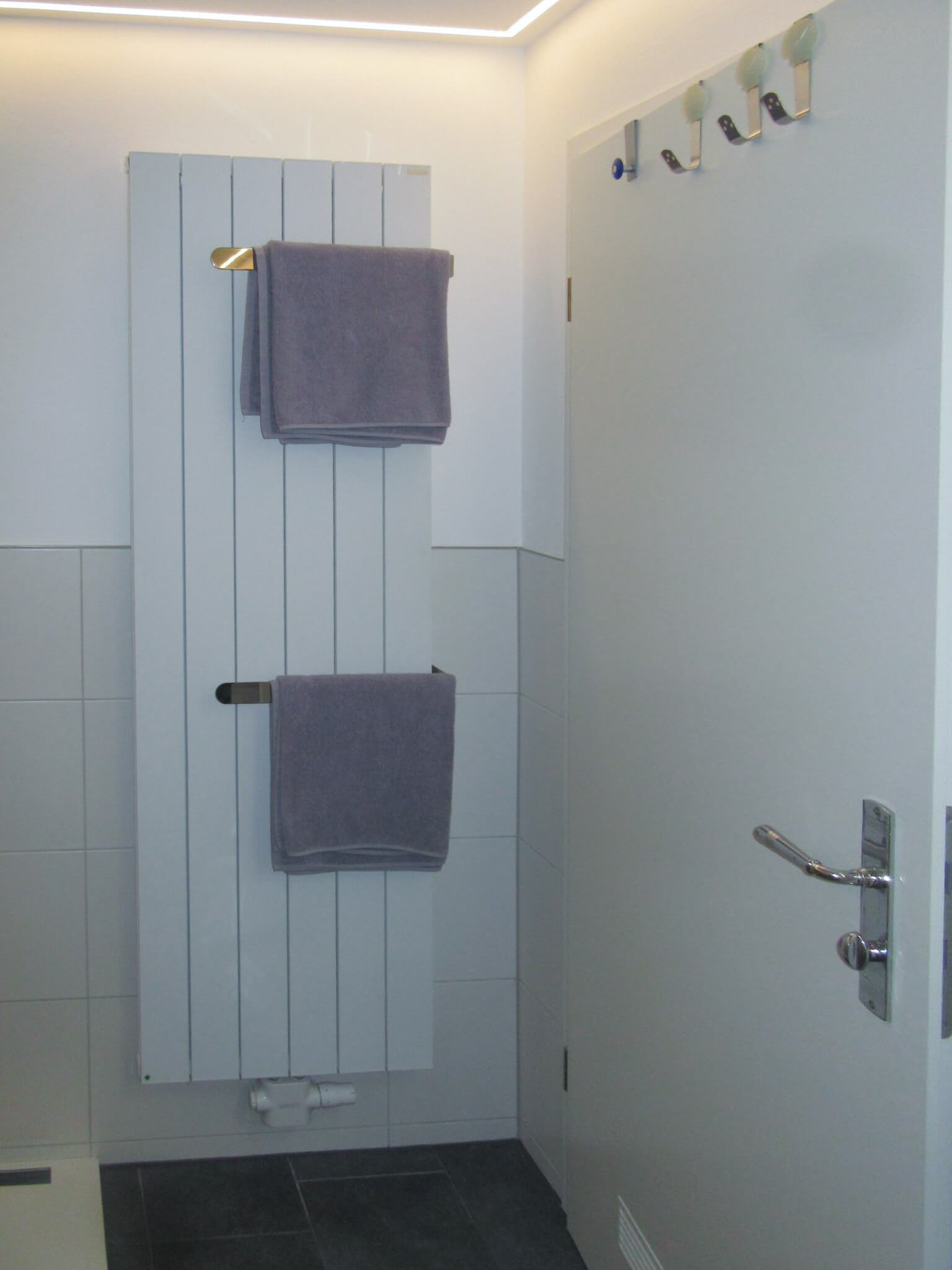 Luxoriöse Komplettbadsanierung mit bodenebener Dusche in Kirchheim - Schafhof 3