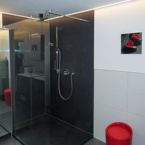 Luxoriöse Komplettbadsanierung mit bodenebener Dusche in Kirchheim - Schafhof 1